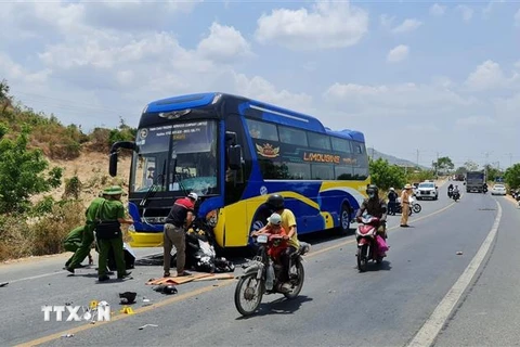 Một phụ nữ tử vong tại chỗ khi điều khiển xe máy va chạm với ôtô khách tại huyện Ninh Sơn, tỉnh Ninh Thuận sảng 29/4. (Ảnh: TTXVN/phát)