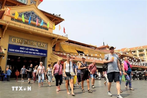 Khách quốc tế tham quan Chợ Bình Tây, ngôi chợ có kiến trúc đẹp bậc nhất tại Thành phố Hồ Chí Minh. (Ảnh: Hồng Đạt/TTXVN)