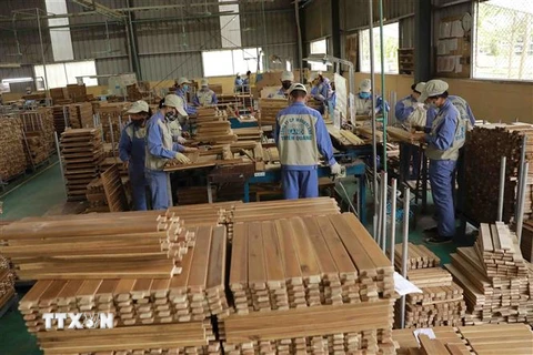 Công nhân làm việc tại một nhà máy chế biến gỗ. (Ảnh: Vũ Sinh/TTXVN)