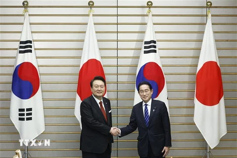 Tổng thống Hàn Quốc Yoon Suk Yeol (trái) và Thủ tướng Nhật Bản Fumio Kishida. (Ảnh: AFP/TTXVN)