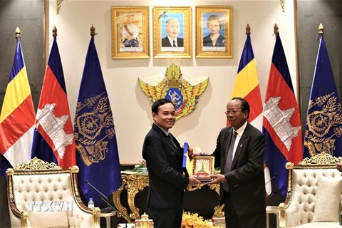 Ông Samdech Tea Banh (phải), Phó Thủ tướng, Bộ trưởng Quốc phòng kiêm Chủ tịch Ủy ban Quốc gia tổ chức SEA Games 32 của Campuchia (CAMSOC) trao tặng quà lưu niệm Phó Thủ tướng Chính phủ Trần Lưu Quang sau cuộc gặp. (Ảnh: Huỳnh Thảo/TTXVN)