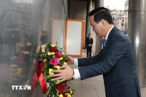 Chủ tịch nước Võ Văn Thưởng đặt hoa tại Biển lưu niệm Chủ tịch Hồ Chí Minh ở Thủ đô London, Vương quốc Anh. (Ảnh: Thống Nhất/TTXVN)