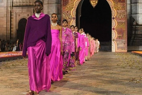 Người mẫu trình diễn Bộ sưu tập Mùa Thu 2023 của Christian Dior tại Mumbai vào ngày 30/3/2023. (Nguồn: AFP)