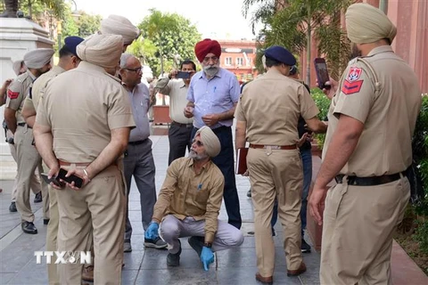 Cảnh sát điều tra tại hiện trường vụ nổ gần Đền Vàng trên phố Heritage tại thành phố Amritsar, Ấn Độ, ngày 7/5/2023. (Ảnh: AFP/TTXVN)