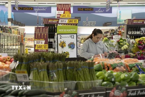 Khách hàng lựa chọn hàng hóa trong siêu thị ở San Mateo, bang California (Mỹ) ngày 12/4/2023. (Ảnh: THX/TTXVN)