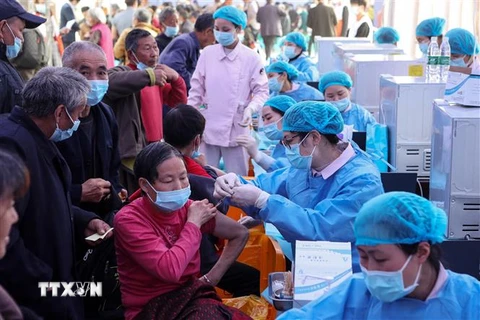 Nhân viên y tế tiêm vaccine phòng COVID-19 cho người dân tại Trung Khánh, Trung Quốc. (Ảnh: AFP/TTXVN)