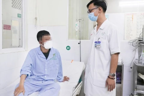 Thiếu tá, Bác sỹ Dương Xuân Minh thăm khám và kiểm tra sức khỏe cho bệnh nhân trước khi xuất viện. (Nguồn: Sức khỏe & Đời sống)