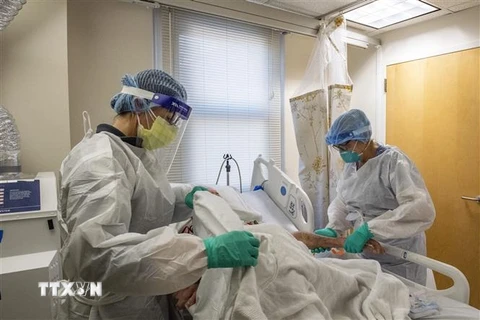 Nhân viên y tế điều trị cho bệnh nhân COVID-19 tại bệnh viện ở Massachusetts, Mỹ ngày 11/1/2022. (Ảnh: AFP/TTXVN)