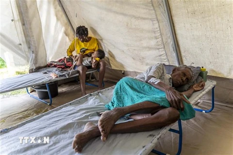 Bệnh nhân có triệu chứng nhiễm bệnh tả được điều trị tại một cơ sở y tế ở Port-au-Prince, Haiti ngày 7/10/2022. (Ảnh: AFP/TTXVN) 