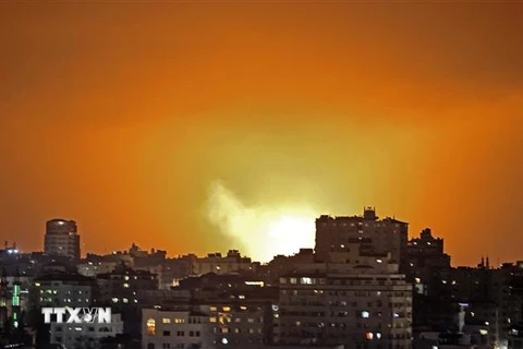 Khói lửa chói lòa sau vụ không kích của Israel xuống Dải Gaza ngày 10/5/2021. (Ảnh: AFP/TTXVN)