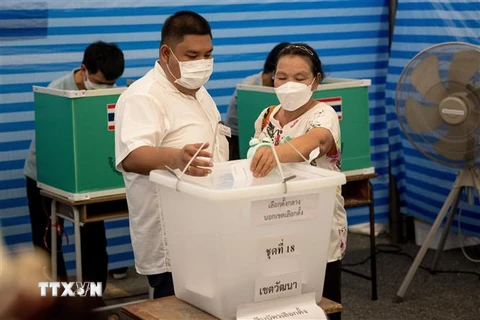 Cử tri Thái Lan bỏ phiếu tại một địa điểm bầu cử ở Bangkok, Thái Lan, ngày 7/5/2023. (Ảnh: AFP/TTXVN)