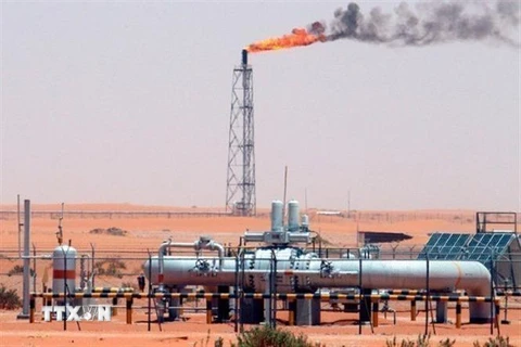 Một nhà máy lọc dầu ở UAE. (Ảnh: EPA/TTXVN)