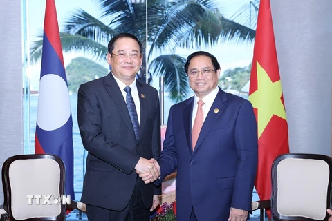 Thủ tướng Phạm Minh Chính gặp Thủ tướng Lào Sonexay Siphandone. (Ảnh: Dương Giang/TTXVN)