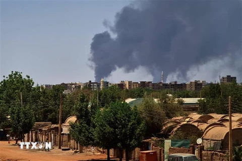 Khói bốc lên trong cuộc giao tranh tại Khartoum, Sudan, ngày 1/5/2023. (Ảnh: AFP/TTXVN) 