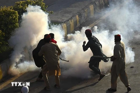 Người biểu tình ủng hộ cựu Thủ tướng Pakistan Imran Khan gây bạo loạn tại Peshawar ngày 9/5/2023. (Ảnh: AFP/TTXVN)