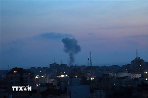 Cột khói bốc lên sau cuộc không kích của Israel xuống Dải Gaza ngày 10/5/2023. (Ảnh: THX/TTXVN)