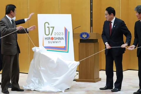 Thủ tướng Nhật Bản Fumio Kishida (thứ hai từ phải sang) công bố logo Hội nghị thượng đỉnh G7. (Nguồn: AP)