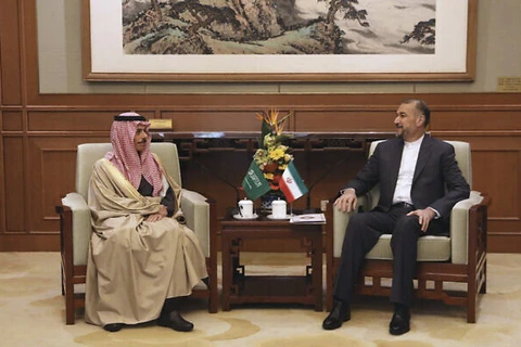 Ngoại trưởng Iran Hossein Amir-Abdollahian (phải) gặp người đồng cấp Saudi Arabia, Hoàng tử Faisal bin Farhan Al Saud. (Nguồn: AP)
