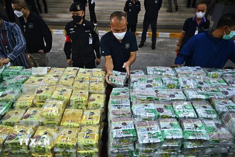 Cảnh sát trưng bày những gói ma túy đá thu giữ trong chiến dịch chống buôn lậu ma túy ở Bangkok, Thái Lan, ngày 24/1/2023. (Nguồn: AFP/TTXVN)