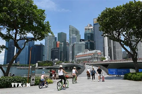 Du khách dạo chơi tại Vịnh Marina ở Singapore. (Ảnh: AFP/TTXVN)