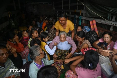 Người dân sơ tán tránh bão Mocha tại Sittwe, bang Rakhine, Myanmar, ngày 13/5/2023. (Ảnh: AFP/TTXVN)