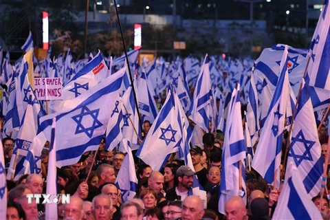 Biểu tình phản đối chương trình cải cách tư pháp của chính phủ tại Tel Aviv, Israel, ngày 6/5/2023. (Ảnh: AFP/TTXVN)