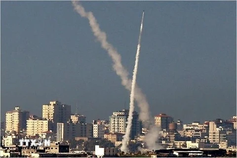Hàng chục quả rocket được phóng từ Dải Gaza sang lãnh thổ Israel ngày 12/5/2023. (Ảnh: IRNA/TTXVN)
