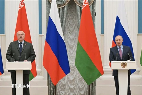 Tổng thống Nga Vladimir Putin (phải) trong cuộc họp báo chung với người đồng cấp Belarus Alexander Lukashenko tại Moscow (Nga), ngày 18/2/2022. (Ảnh: AFP/TTXVN)