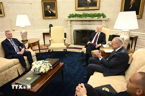 Tổng thống Mỹ Joe Biden (thứ 3, phải) trong cuộc họp với lãnh đạo lưỡng đảng tại Quốc hội về trần nợ công, ở Washington, DC ngày 9/5/2023. (Ảnh: AFP/TTXVN)