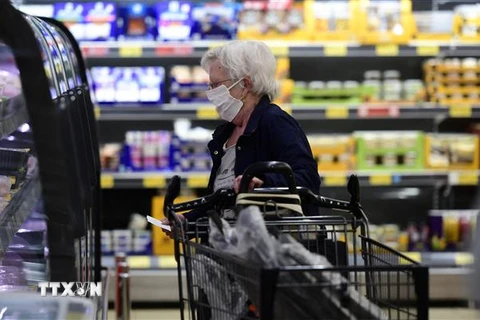 Người dân mua sắm tại một siêu thị ở Duesseldorf, Đức. (Ảnh: AFP/TTXVN) 