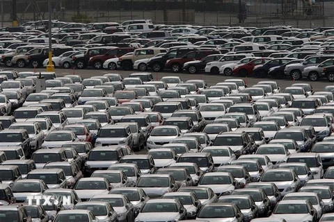 Ôtô mới tại trung tâm phân phối của Toyota ở cảng Long Beach, bang California, Mỹ. (Ảnh: AFP/TTXVN)