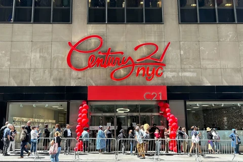 Người dân ở New York cũng chào đón cửa hàng Century21 mở lại như một biểu tượng hy vọng mới cho thành phố. (Nguồn: Curbed)