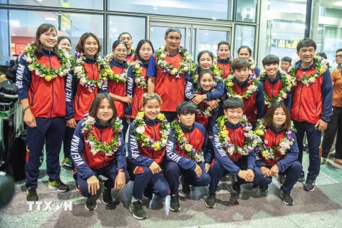 [Photo] Người hâm mộ hân hoan chào đón đội tuyển Bóng đá Nữ về nước