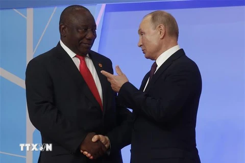 Tổng thống Nga Vladimir Putin (phải) và người đồng cấp Nam Phi Cyril Ramaphosa (trái) trong cuộc gặp bên lề Hội nghị thượng đỉnh Nga-châu Phi ở Sochi, Nga, ngày 23/10/2019. (Ảnh: AFP/TTXVN)