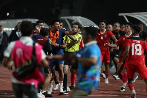 Màn ẩu đả giữa U22 Thái Lan và U22 Indonesia để lại hình ảnh xấu xí trong trận chung kết SEA Games 32. (Ảnh: Báo Thanh Niên)