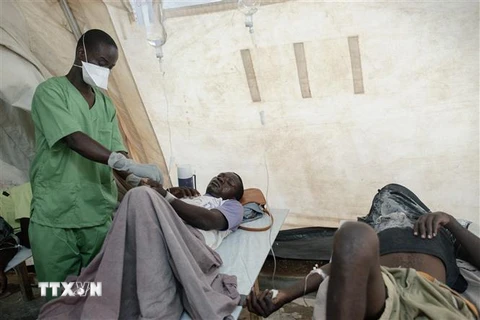 Bệnh nhân mắc tả được điều trị tại trung tâm y tế ở Tele, Mozambique. (Ảnh: AFP/TTXVN)