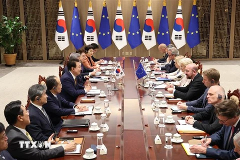 Tổng thống Hàn Quốc Yoon Suk-yeol (thứ 5, trái), Chủ tịch Ủy ban châu Âu Ursula von der Leyen (thứ 6, phải) và Chủ tịch Hội đồng châu Âu Charles Michel (thứ 5, phải) tại hội nghị ở Seoul ngày 22/5/2023. (Ảnh: Yonhap/TTXVN)