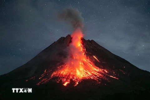 Núi lửa Merapi ở Sleman, tỉnh Yogyakarta, Indonesia phun trào nham thạch. (Ảnh: AFP/TTXVN)