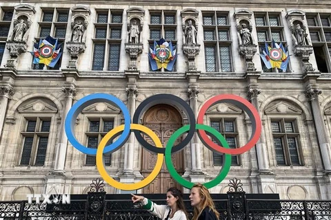 Biểu tượng Olympic tại Paris, Pháp. (Ảnh: AFP/TTXVN)