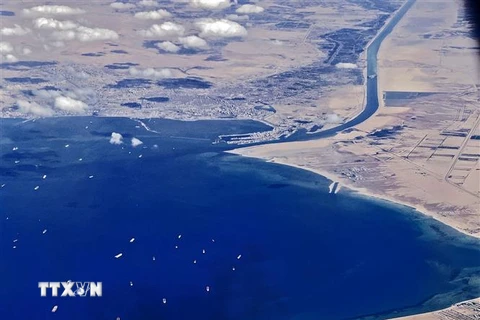 Tàu thuyền chuẩn bị di chuyển qua kênh đào Suez, Ai Cập. (Ảnh: AFP/TTXVN)