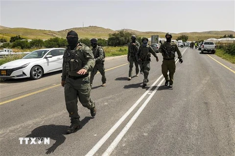 Binh sỹ Israel được triển khai gần giao lộ Hamra, phía Bắc thung lũng Jordan, Khu Bờ Tây, sau một vụ tấn công bằng súng ngày 7/4/2023. (Ảnh: AFP/TTXVN)
