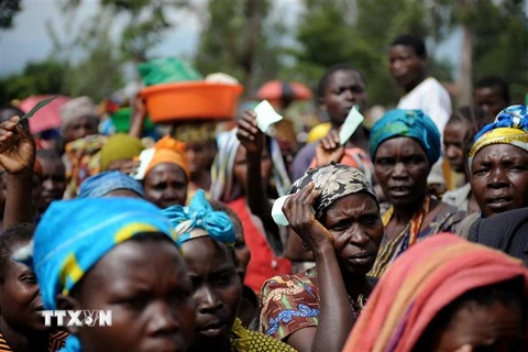 Người dân xếp hàng chờ được phát lương thực cứu trợ tại Rutshuru, Bắc Kivu, Cộng hòa Dân chủ Congo. (Ảnh: AFP/TTXVN)