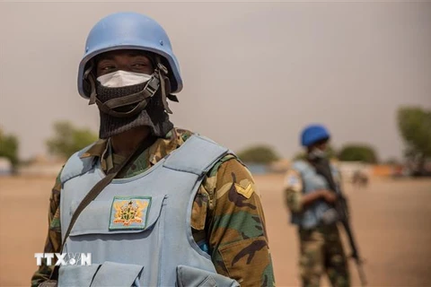 Binh sỹ thuộc Phái bộ Gìn giữ hòa bình của Liên hợp quốc tuần tra tại Leer, Nam Sudan. (Ảnh: AFP/TTXVN)