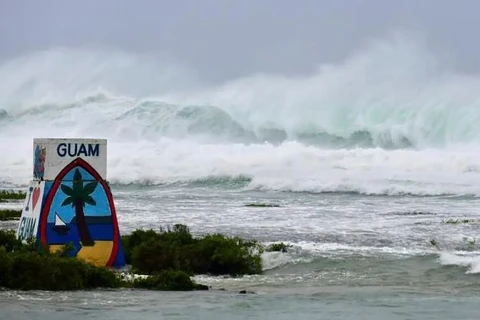 Sóng cao ở bờ biển phía Đông đảo Guam. (Nguồn: AP)