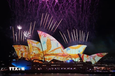 Màn pháo hoa tại Nhà hát Opera Sydney khởi đầu lễ hội ánh sáng Vivid Sydney 2023. (Ảnh: Lê Đạt/TTXVN)