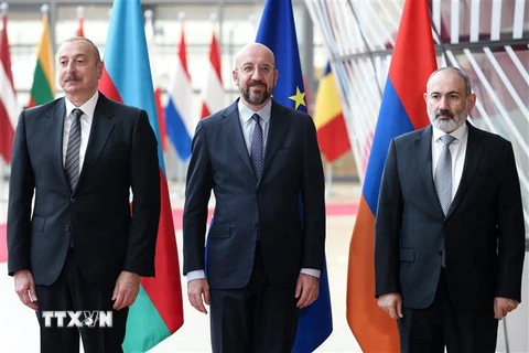 (Từ trái sang) Tổng thống Azerbaijan Ilham Aliyev, Chủ tịch Hội đồng châu Âu Charles Michel và Thủ tướng Armenia Nikol Pashinyan tại cuộc gặp ở Brussels, Bỉ, ngày 14/5/2023. (Ảnh: AFP/TTXVN)
