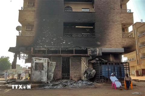 Một tòa nhà bị hư hại do giao tranh giữa quân đội Sudan và nhóm bán quân sự Các Lực lượng Hỗ trợ nhanh (RSF) tại thủ đô Khartoum ngày 24/5/2023. (Ảnh: AFP/TTXVN)