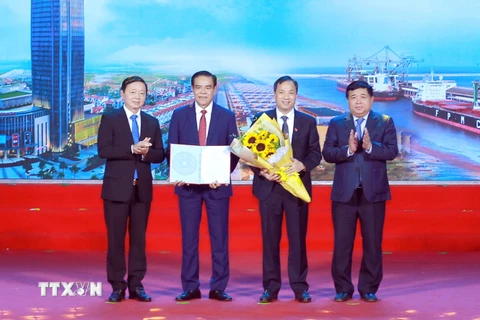 Phó Thủ tướng Trần Hồng Hà trao Quyết định Quy hoạch cho tỉnh Hà Tĩnh. (Ảnh: Doãn Tấn/TTXVN)