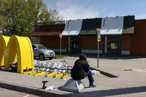 Dỡ bỏ một cửa hiệu McDonald's tại Nga. (Nguồn: Reuters)