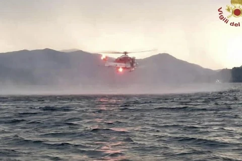 Máy bay trực thăng tìm kiếm những người mất tích sau khi chiếc thuyền du lịch bị lật. (Nguồn: Vigili Del Fuoco/AP)